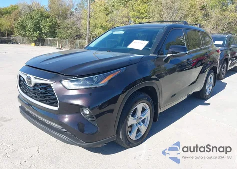 2021 Toyota Highlander Le z USA, uszkodzony, nr VIN 5TDBZRBHXMS102320